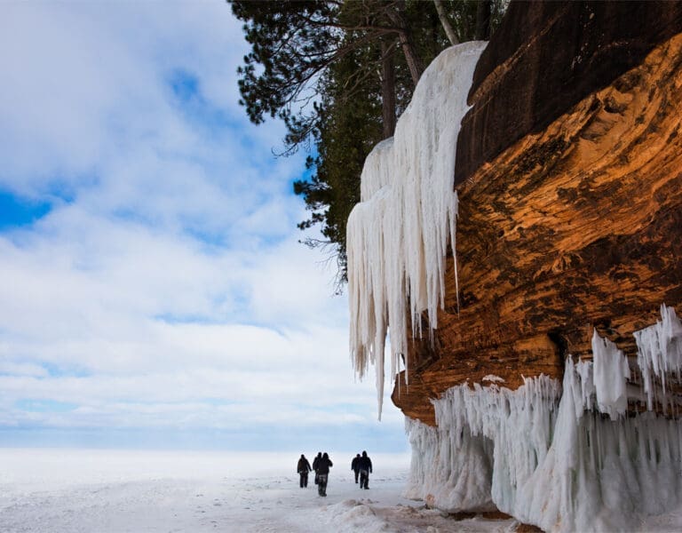 Apostle_Island_cliffs